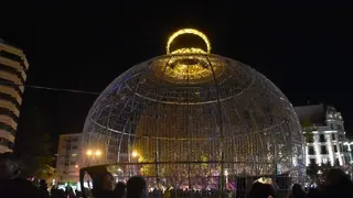 Esfera gigante en la Plaza de la Marina. Foto Aroa Colmenero