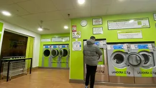 Una persona lava su ropa en una lavander&iacute;a de Zamora