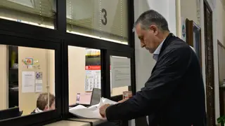 Manuel Miguel de Lera en el registro de entrega de las firmas contra el parking de La Vaguada