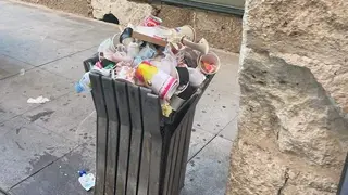 Papelera a rebosar de basura en pleno centro de la ciudad