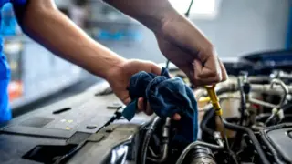 Fotografía de archivo de un trabajador mecánico