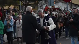 Nicanor Fernández recibiendo las esquilas durante el pasado Jueves de Traslado