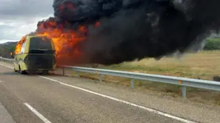 Autobús ardiendo Otero de Bodas