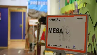 Votación elecciones municipales del 28M en el colegio Arias Gonzalo_2