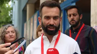 David Gago, candidato del PSOE al Ayuntamiento de Zamora, vota en el colegio Juan XXIII_3