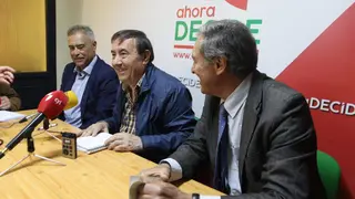 El portavoz de Ahora Decide y alcalde de Almaraz de Duero, José Martín, (en el centro), junto a los alcaldes de Gema y Villanueva del Campo, Luis Enrique Díez y Felipe Blanco