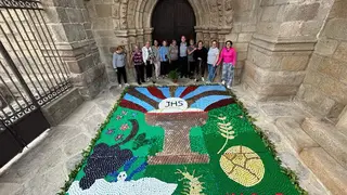 Alfombra de tapones reciclados para el Corpus Christi realizada por las mujeres de Fermoselle. Fotografía: CEDIDA