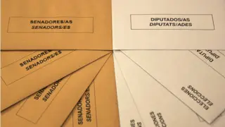 Sobres elecciones generales. Fotografía de archivo