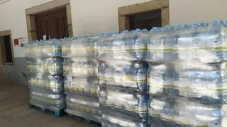 Garrafas de agua embotellada apiladas en el Ayuntamiento de Bermillo de Sayago. Fotografía: CEDIDA