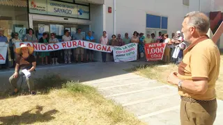El alcalde de Almeida de Sayago, Miguel Alejo, durante la concentración de la Plataforma en Defensa de la Sanidad Pública de Sayago. Fotografía: CEDIDA