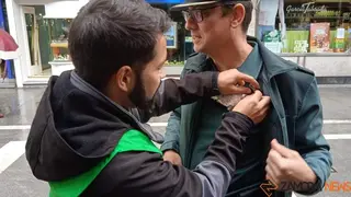 Colocación de lazos rosas en el día del cáncer de mama