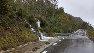 Efectos de las &uacute;ltimas lluvias sobre la carretera de Porto. Fotograf&iacute;a: PSOE Zamora