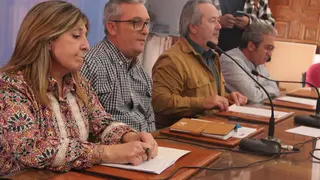 El alcalde de Zamora, Francisco Guarido, el secretario general de la patronal zamorana CEOE-Cepyme, Ángel Hernández, y los líderes provinciales de CCOO, Trinidad Acebes; y de UGT, Juan Escudero, tras la Mesa de Diálogo Social