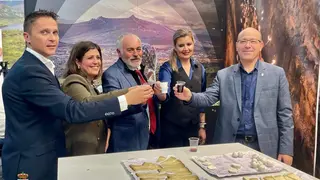 Beatriz Asensio, alcaldesa de Benavente ha sido la encargada junto al Teniente de Alcalde, Eugenio Blanco, el concejal de Turismo, Alberto Lorenzo, el II Teniente de Alcalde, Jose Manuel Salvador y la concejala de Deportes, Elena Justo,  en INTUR