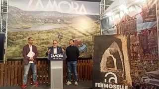 José Manuel Pilo y Víctor López de la parte en la presentación de la candidatura de Fermoselle Villa del Vino Patrimonio de la Humanidad en el stand del Patronato de Turismo en INTUR