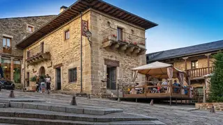 Acceso a uno de los hoteles instalados en el casco urbano de Puebla de Sanabria. Fotografía: Booking