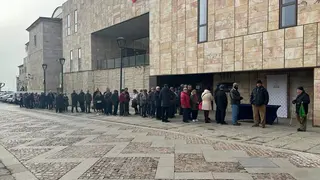 Zamoranos haciendo cola para recibir los calendarios de la Diputación