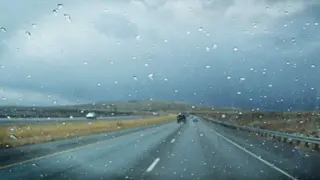 Fotografía de archivo de conducción en un día de lluvia