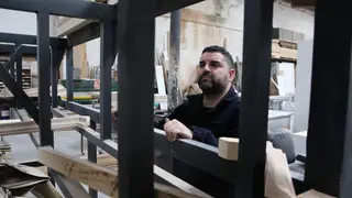 El tallista zamorano José Ángel Domínguez Ramos junto a la estructura que esconderá la nueva mesa de la virgen Dolorosa. Fotografía: Marcos Vicente