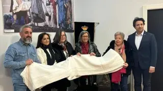 Entrega del sudario, a la izquierda de la misma D. Javier Roncero González, jefe de paso del Cristo Muerto, a la derecha el Presidente