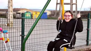 Yaiza juega en el parque infantil de Torrefrades con su traje de neuromodulación. Fotografía: Aroa Colmenero