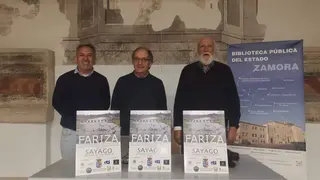 Daniel Longione del alojamiento rural "La Rueca", Manuel Ramos, alcalde de Fariza y el periodista Jos&eacute; Mart&iacute;n Barrig&oacute;s. Fotograf&iacute;a: CEDIDA