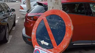 Señal de prohibido aparcar por la grabación de la nueva película de Icíar Bollaín. Fotografía: CEDIDA