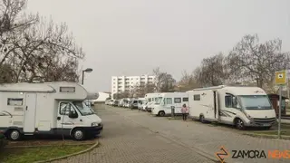 Lleno absoluto en el área de autocaravanas y campers. imagen de archivo