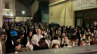 Hermanos de la Real Cofradía de Nuestra Madre de las Angustias a las puertas de San Vicente