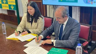 Sara Fregeneda López, presidenta Escuela Internacional de Industrias Lácteas (EILZA) y D. Cipriano García Rodríguez, director general de Caja Rural de Zamora durante la firma del convenio de colraboración para la Feria Fromago  _2