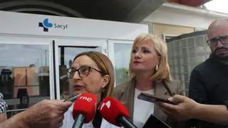 La delegada territorial, Leticia García, y la responsable de la Gerencia de tención Sanitaria de Zamora, Montserrat Chimeno