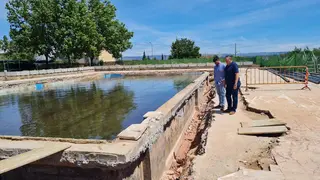 El presidente de la Diputación de Zamora, Javier Faúndez Domínguez, junto con el alcalde de Rabanales, Santiago Moral Matellán, ha visitado las instalaciones de la piscina municipal de Rabanales