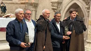 La Hermandad de las Capas Pardas dan la bienvenida a dos nuevos hermanos_15