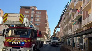 Bomberos trabajan en controlar el desprendimeinto de un voladizo en Pablo Morillo_6