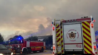 Los bomberos y Protección Civil mantienen la lucha contra el incendio en Puercas