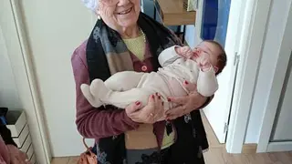 Marif&eacute; Pascual con su bisnieta Carla