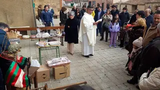 El cura bendice los productos que se subastan