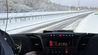 Veh&iacute;culo circula por una v&iacute;a nevada