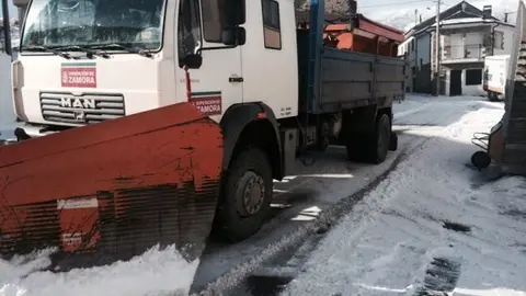 Foto de archivo quitanieves por la provincia