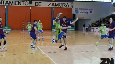 Un jugador pistacho lanza a portería.