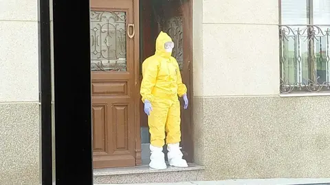 Un sanitario entra a una vivienda en el inicio de la pandemia