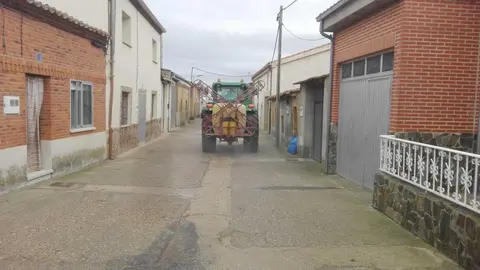 /images/tractor desinfeccin jambrina.jpg