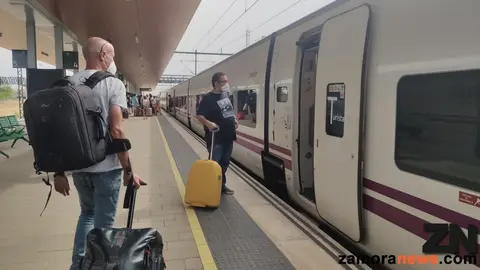 Viajeros en la estación de trenes de Zamora