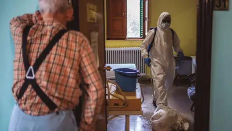 Desinfección de una habitación en una residencia