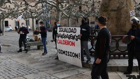 Concentración de bomberos frente a la Diputación. Foto de archivo