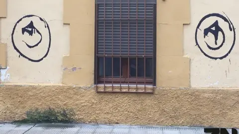 Pintadas en una fachada. Foto de Archivo