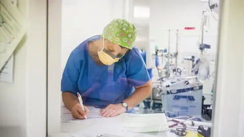 Sanitaria trabajando en un hospital