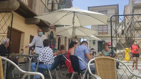 Gente disfrutando de las terrazas