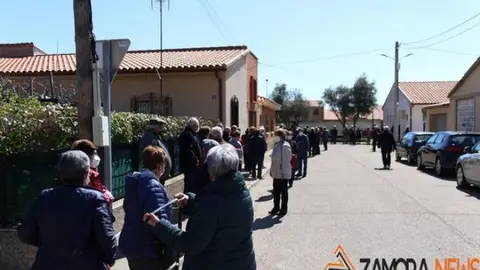 Colas para vacunarse en Moraleja.