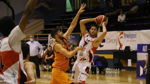 Pol Molins, con la bola.